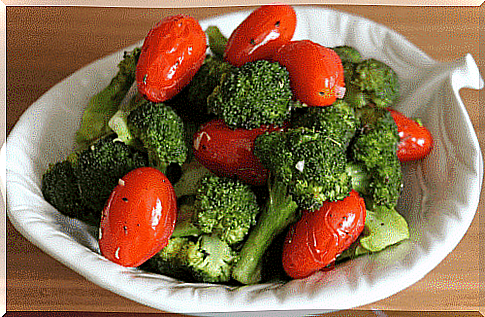 Tomato, broccoli and Kale are ideal foods for weight loss.