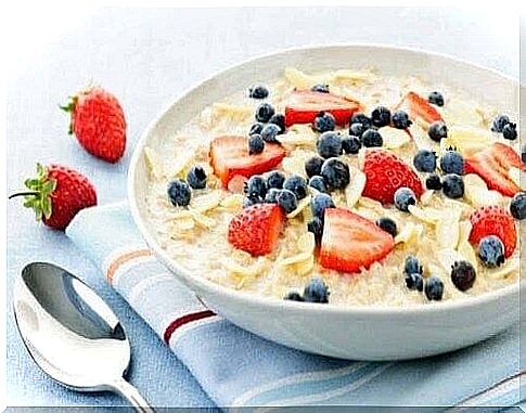 Oats help you stay full for a long time and lose weight in a healthy way.