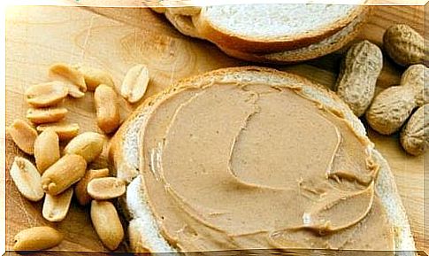 Peanut butter contains only a few carbohydrates, but at the same time a lot of good fats and protein