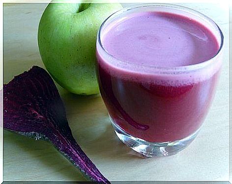 A detox drink containing apple and beetroot helps prevent constipation.