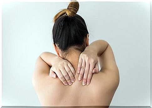 warning signs of fibromyalgia: pain in the shoulders