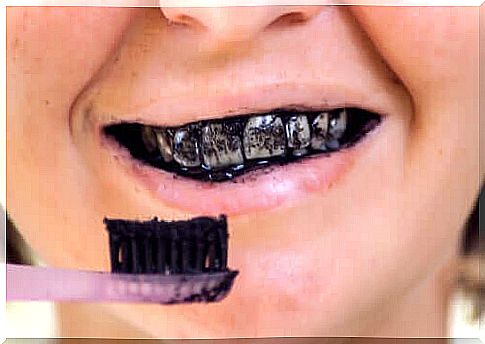 Risks of activated carbon to oral health