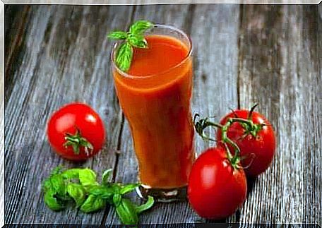 The benefits of tomato juice reduce the risk factors for cardiovascular disease, among other things