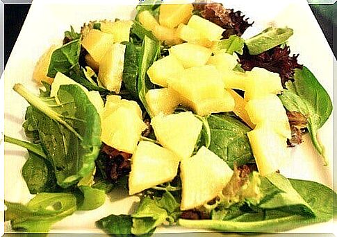 Spinach salad nourishes the morning headache