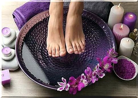 Use a bath to relieve the burn on your feet