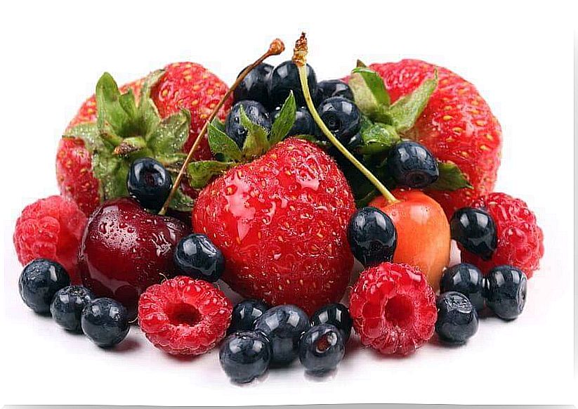 Cholesterol control with red and blue berries and fruits.