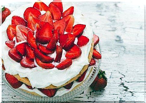 Easy strawberry dessert: from the fridge to the table