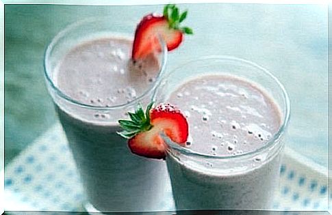 expelling morning fatigue with strawberry smoothie