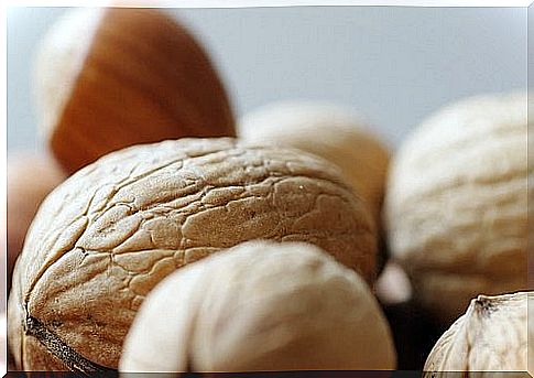 Get rid of drooping arms with nuts