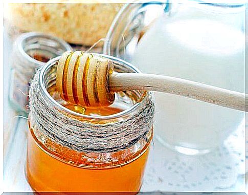 Honey can be used to make home treatments for aphthous