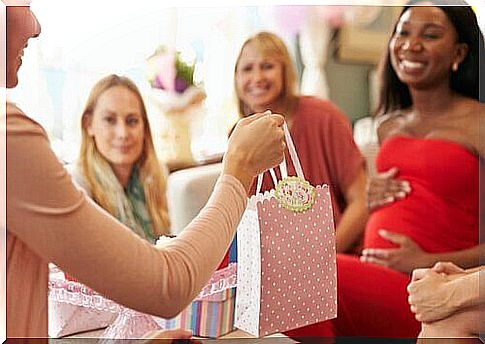 Baby invitations can be arranged by the expectant mother close