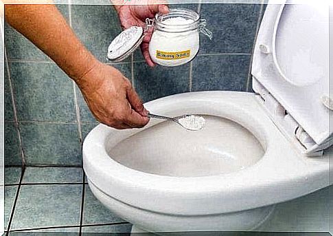 The combination of baking soda, hydrogen peroxide and lemon helps to effectively remove toilets in the toilet bowl