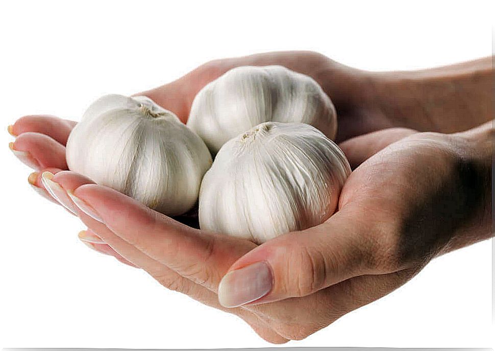 This is how you use garlic to strengthen your nails