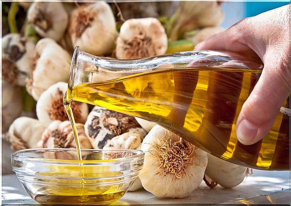 Olive oil and garlic to strengthen nails