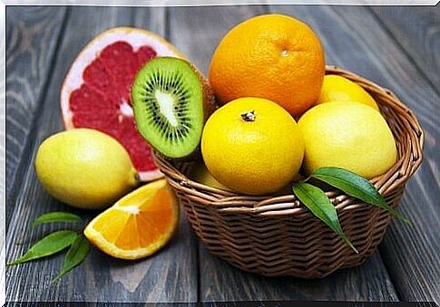 prevent cataracts by eating citrus fruits