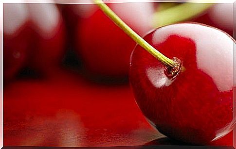 prevent fluid buildup and swelling by eating cherries