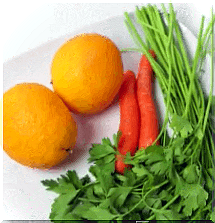 Prepare slimming juice from orange and carrot.