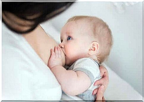 A breastfed baby does not need special food to take with him on a trip