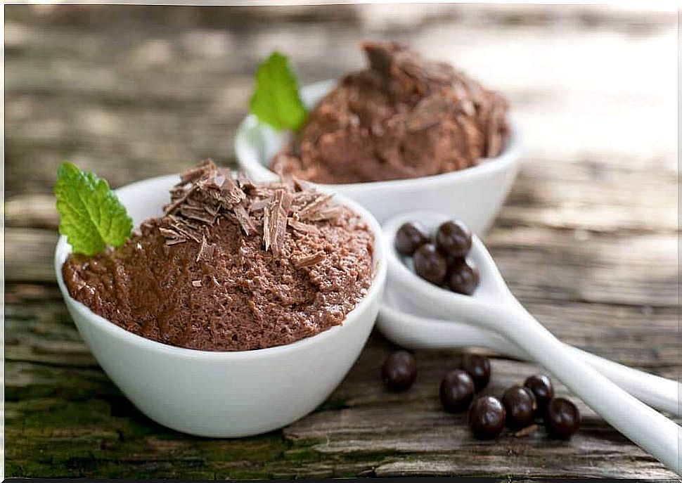 Low-calorie desserts: chocolate mousse.