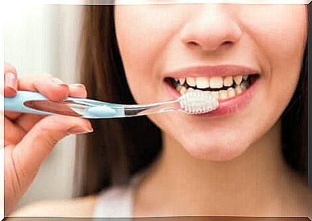 Complications caused by dry mouth can be prevented by improving oral hygiene